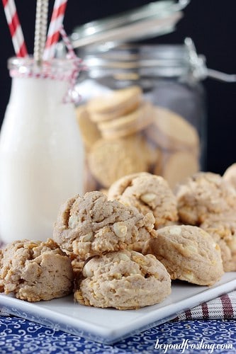 White Chocolate Gingerbread Oreo Cookies | beyondfrosting.com | #gingerbread #oreos #cookies