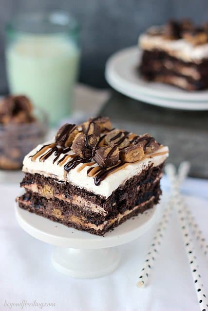 A square of Chocolate Peanut Butter Cup Lasagna on a mini cake stand