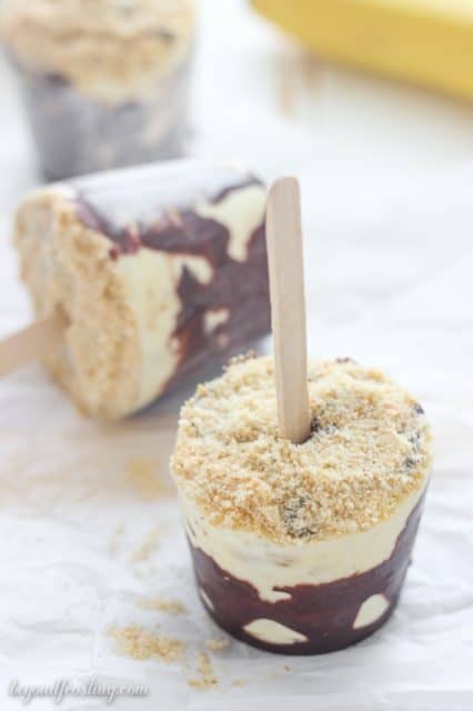 Chocolate coated Banana Cream Pie Popsicles. These are so simple to make with mashed bananas, vanilla pudding and whipped cream. This is all topped with a Nilla Wafer crust. 