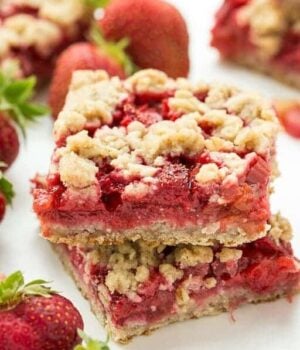 An oatmeal cookie base topped with strawberries and rhubarb and topped with more oatmeal cookie topping -- your favorite summer dessert is now a packable treat or back to school snack!