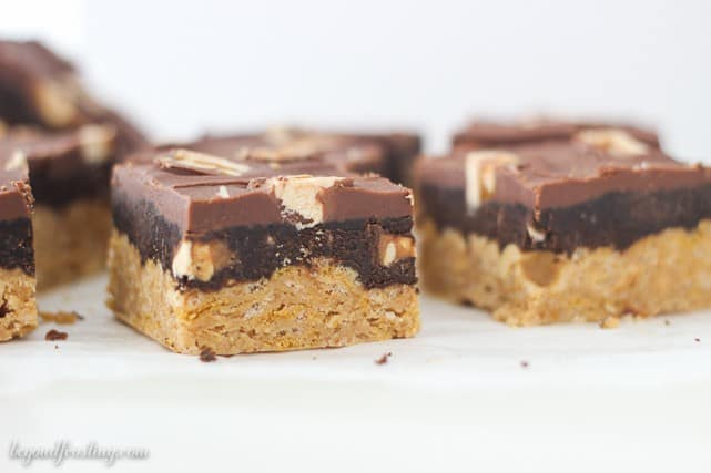 These No-Bake Snickers Bars start with a thick and crunchy peanut butter base, chocolate Snickers mousse and topped with chocolate ganache and more Snickers.