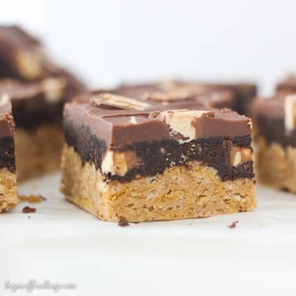 These No-Bake Snickers Bars start with a thick and crunchy peanut butter base, chocolate Snickers mousse and topped with chocolate ganache and more Snickers.