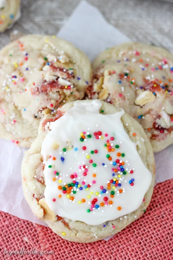 Gimme one of these Frosted Strawberry Pop Tart Cookies!