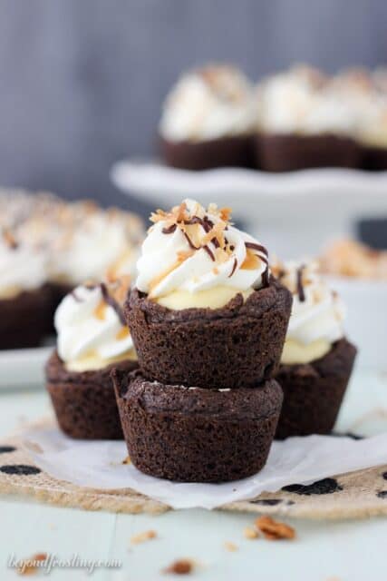 These Samoa Cream Pie Cookie Cups are a chocolate pudding cookie filled with a vanilla-caramel mousse and topped with whipped cream, toasted coconut and plenty of chocolate sauce and caramel. These are the next best thing besides samoa cookies.