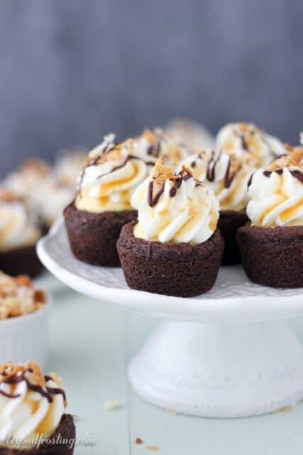 These Samoa Cream Pie Cookie Cups are a chocolate pudding cookie filled with a vanilla-caramel mousse and topped with whipped cream, toasted coconut and plenty of chocolate sauce and caramel. These are the next best thing besides samoa cookies.