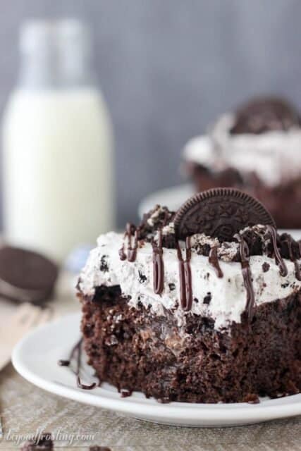 Wenn Sie Schokolade lieben und Sie lieben Oreos, werden Sie diesen ultimativen Oreo Poke Cake LIEBEN. Der Schokoladenkuchen ist mit Oreos beladen, er ist in Schokoladenpudding getränkt und mit einer Oreo-Schlagsahne gekrönt.'s soaked in chocolate pudding and topped with an Oreo whipped cream.