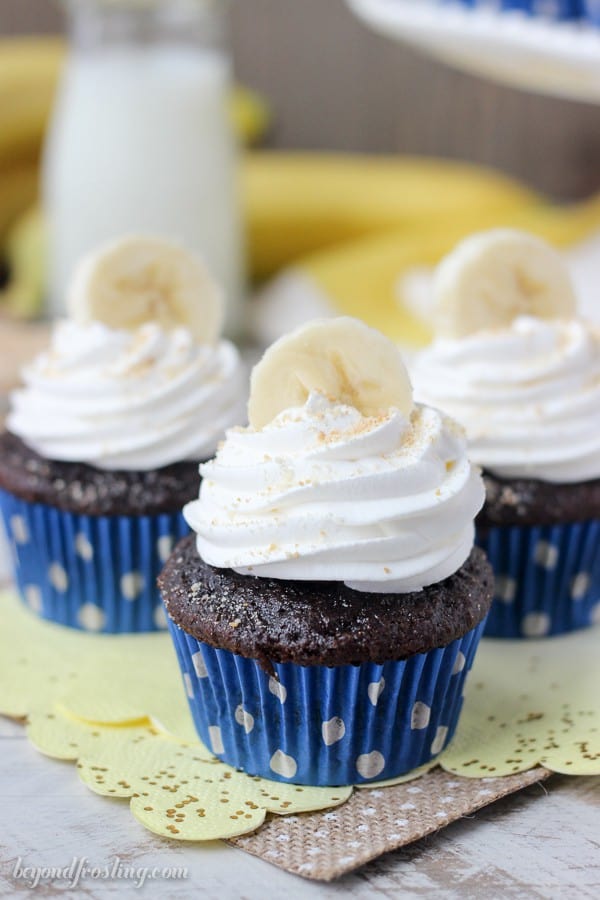 Mouthwatering Chocolate Banana Cupcakes filled with an easy chocolate mousse and topped with whipped cream, bananas and Nilla Wafer. These Chocolate Banana Cream Pie Cupcakes are a show stopper.