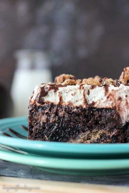 I am drooling over this Chocolate chip cookie poke cake! This chocolate cake has a chocolate chip cookie crust, it’s filled with chocolate pudding and topped with a chocolate chip cookie mousse.