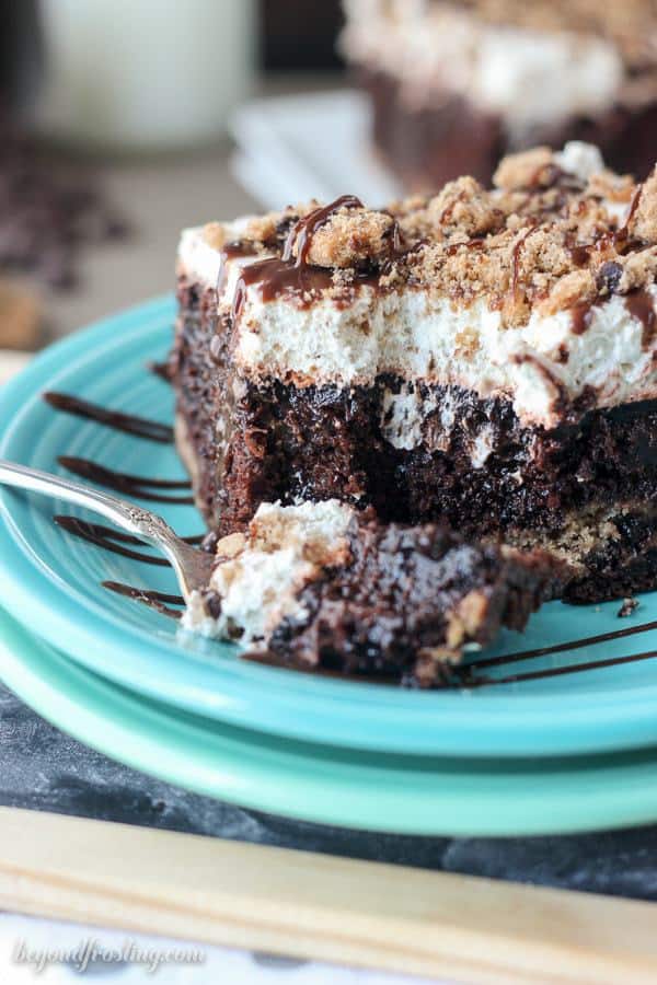 Grab an extra large fork for this Chocolate chip cookie poke cake! This chocolate cake has a chocolate chip cookie crust, it’s filled with chocolate pudding and topped with a chocolate chip cookie mousse.