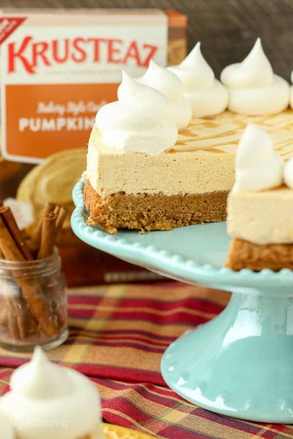 This Pumpkin Cheesecake Cookie Pie is a layer of soft-baked pumpkin cookie topped with a simple pumpkin cheesecake filling. To finish this off there’s a little more whipped cream and some caramel topping. 