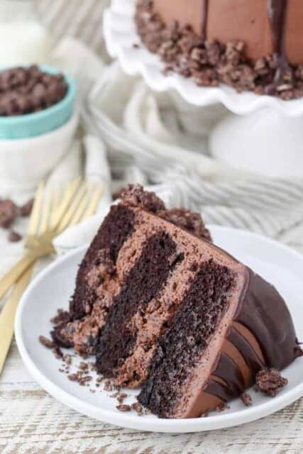 Versenken Sie Ihre Zähne in diesen französischen Seiden-Schokoladenkuchen. Ein feuchter Schokoladenkuchen mit einem French Silk Chocolate Frosting und einer knusprigen Schokoladenfüllung.
