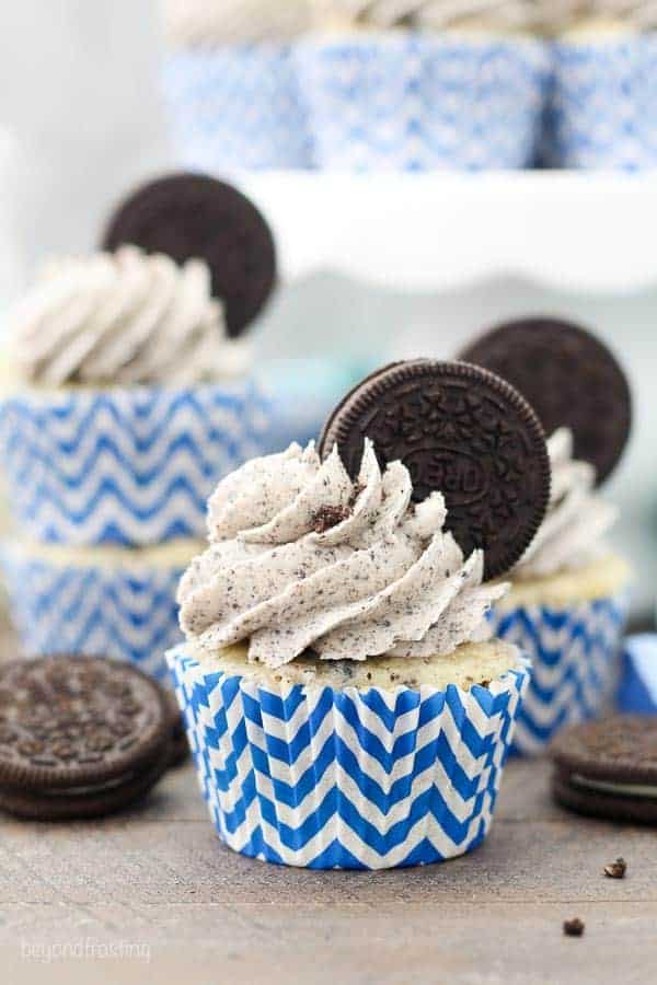 Een koekjes-en-room cupcake in een blauwe chevon cupcake wikkel met een prachtige Oreo botercrème en een Oreo bovenop