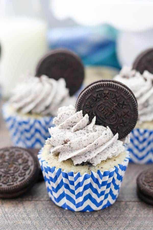 Fotos de fecho de um biscoito e bolo de nata com um creme de manteiga Oreo que tem um Oreo preso na cobertura