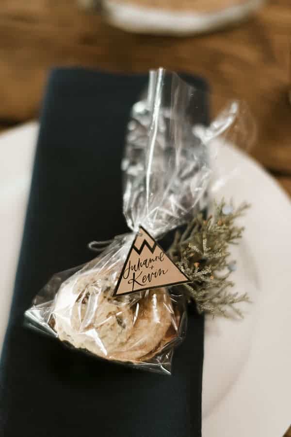 Homemade cookie wedding favors © Kimberly Kay Photography