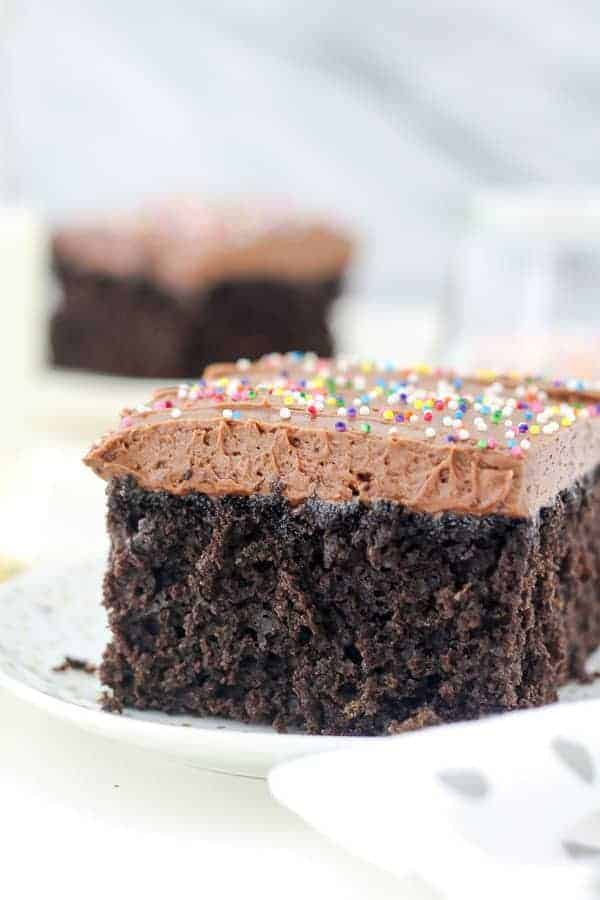 Un gros plan d'une magnifique tranche de gâteau au chocolat