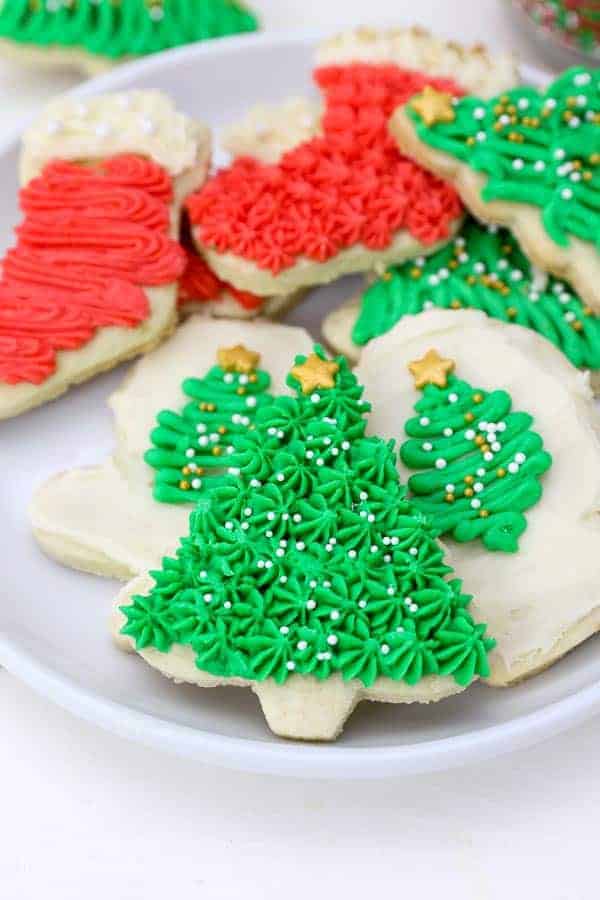 How to Decorate Sugar Cookies With Buttercream Frosting - Beyond Frosting