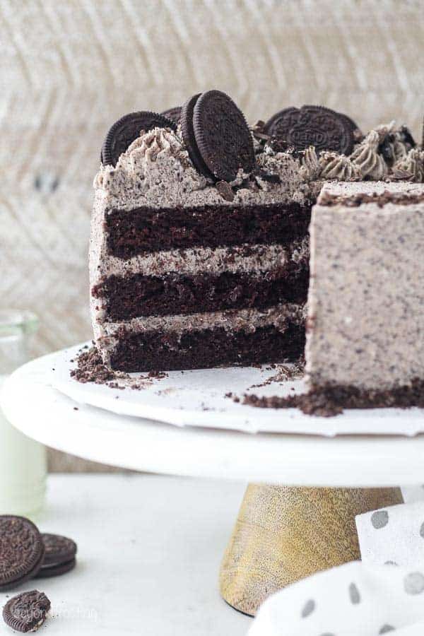 Un pastel de chocolate de 3 capas con glaseado Oreo y cubierto con Oreos enteros y más glaseado