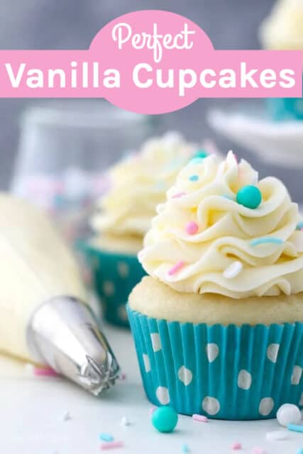 Una foto di un cupcake alla vaniglia con glassa alla vaniglia e una sovrapposizione di testo