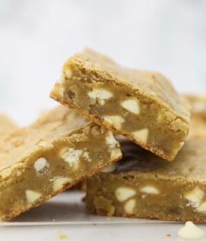 Three stacked blondie bars showing the middle of the bars