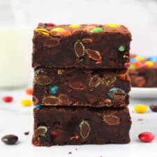 Frosted M&M Brownies 🤩🌈 are you team fudgy or cakey