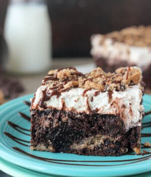 a slice of chocolate chip cookie cake on two blue plates