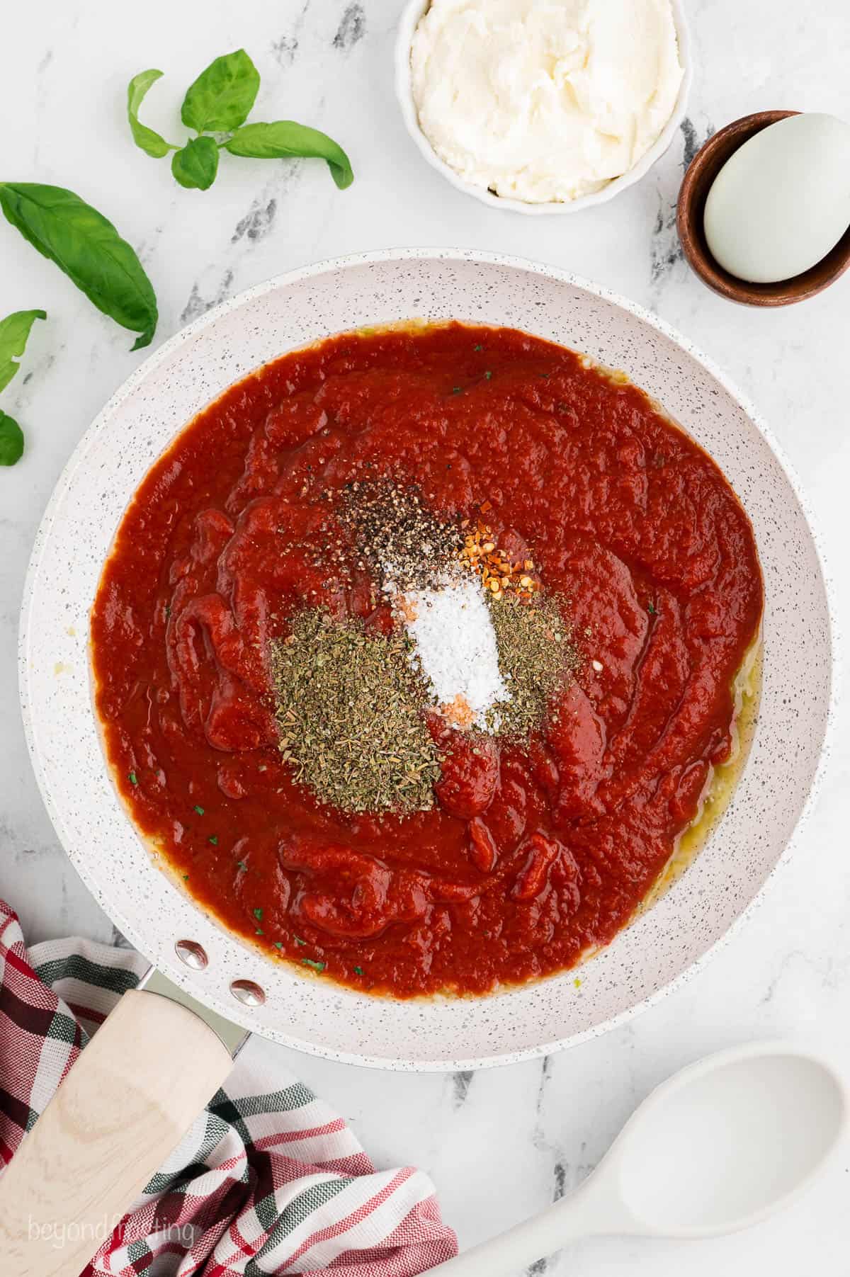 Marinara sauce with spices in a bowl