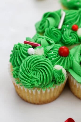 How to Make a Christmas Tree Cake Out of Cupcakes | Beyond Frosting