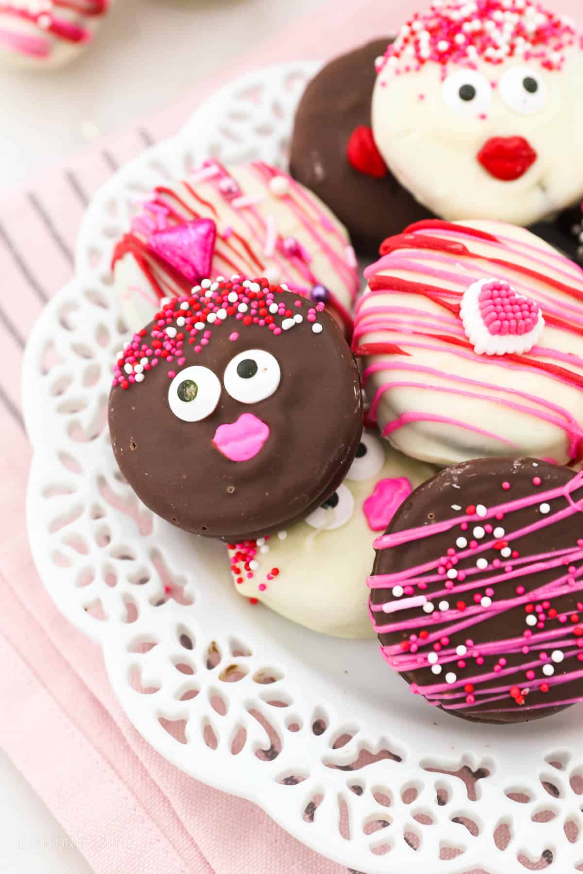 An image of chocolate covered Oreos decorated for Valentine's Day
