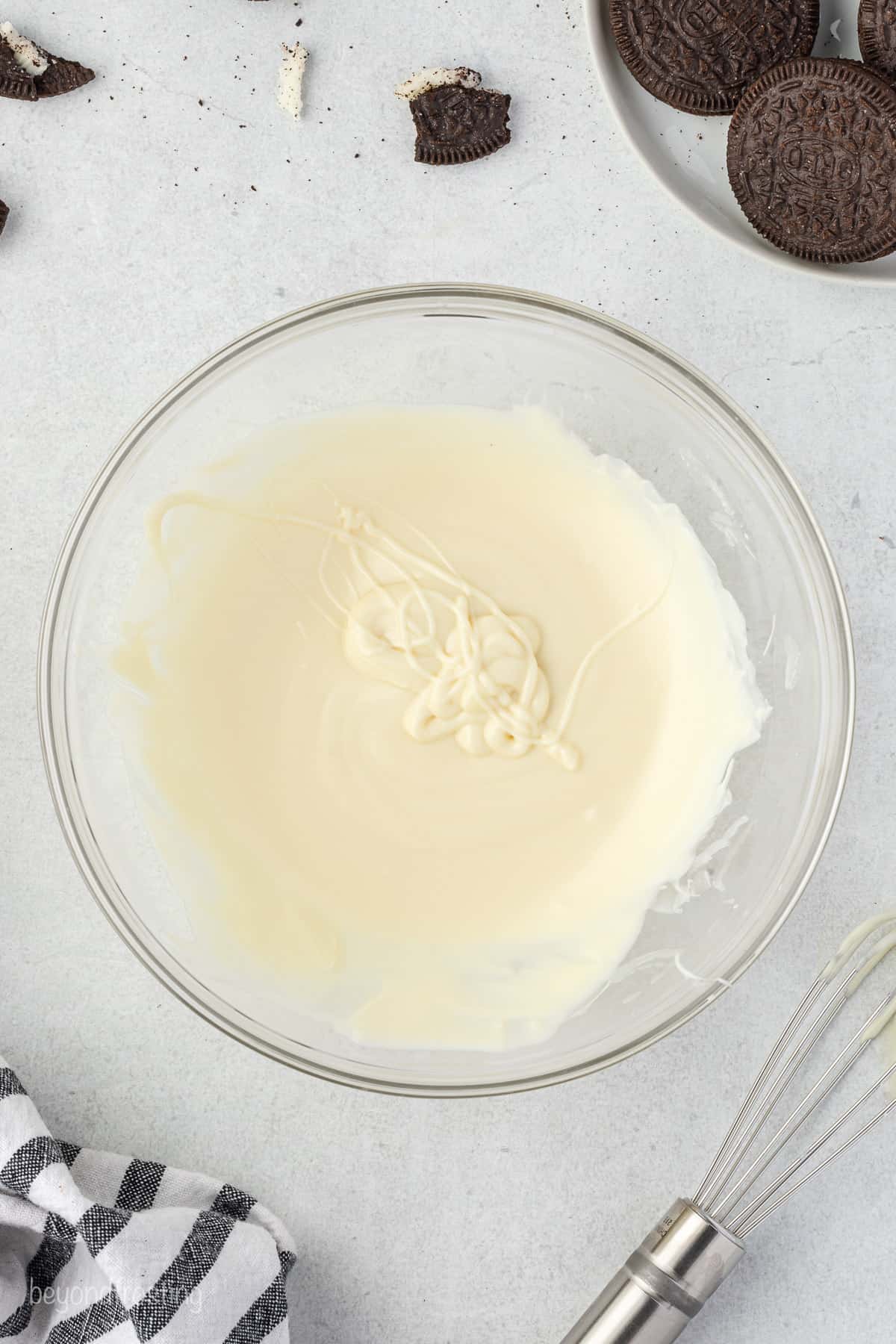 melted which chocolate in a glass bowl