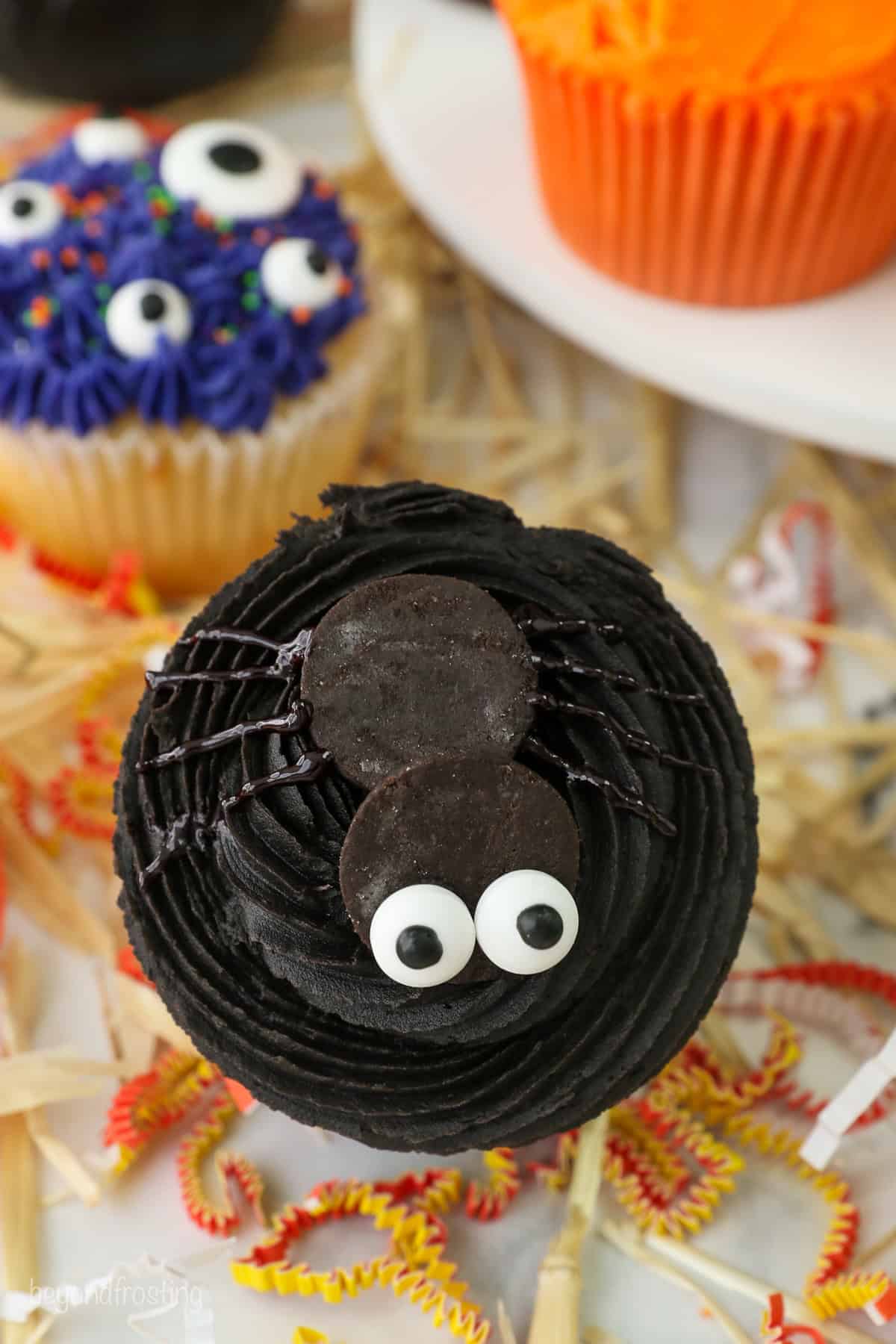 Spooky Spider cupcakes for halloween with black buttercream, candy eys and mini Oreos for the body