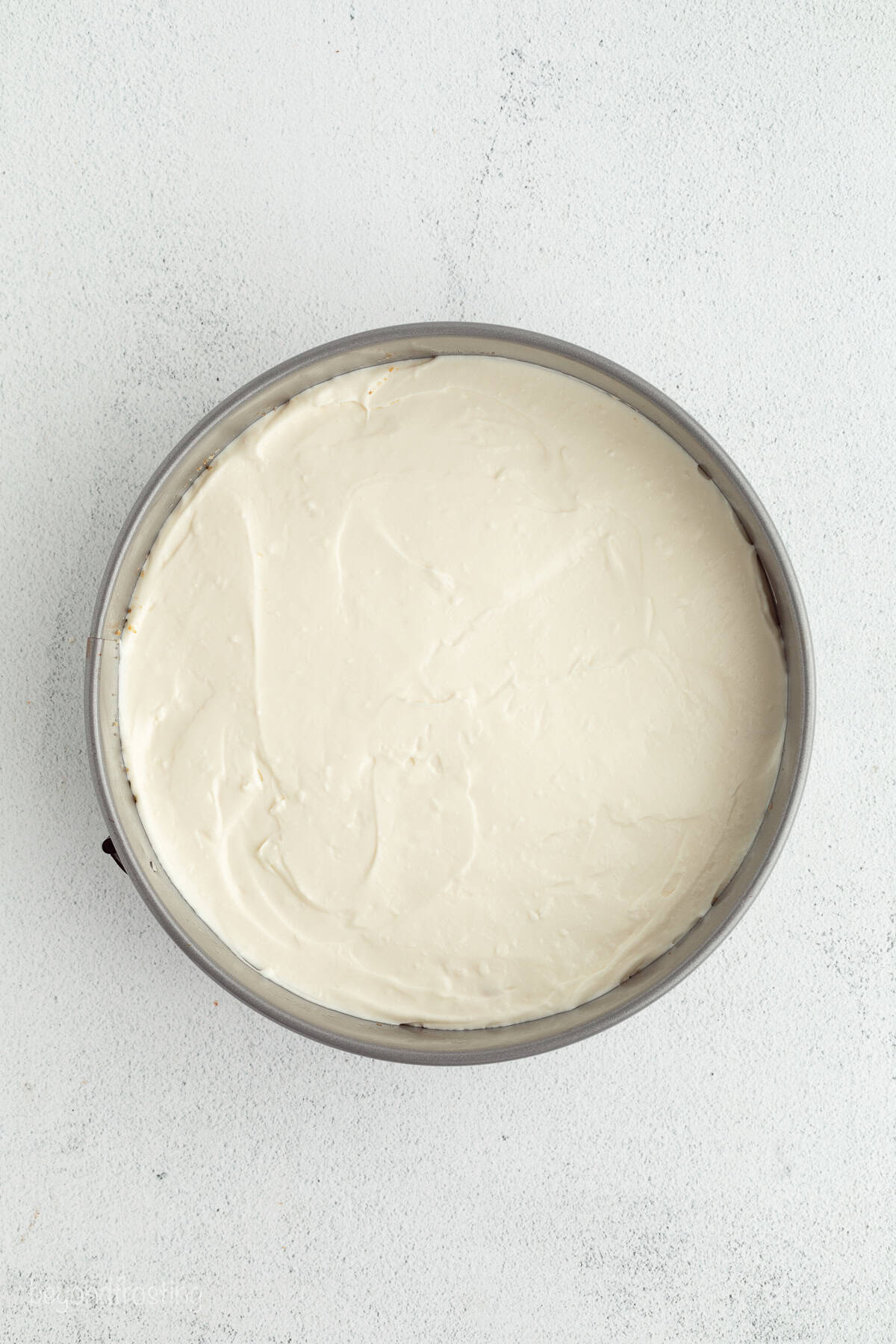 Make the best no-bake banana pudding cheesecake with creamy cheesecake filling, fresh banana slices, homemade pudding, and whipped cream. No-bake cheesecake filling spread over the crust in a springform pan.